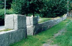 Stenmur i granit med pelare