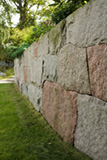 Flerfärgad stenmur i granit