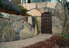 Stenmur i natursten och gång i råkilad granit