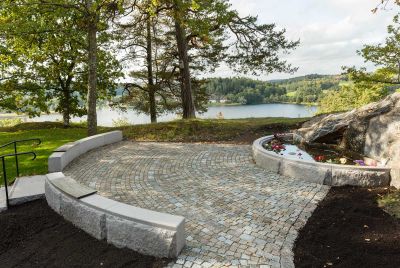 Minneslund i granit