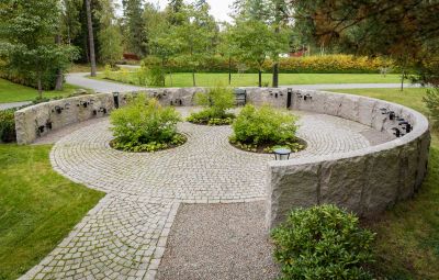 Minneslund i granit
