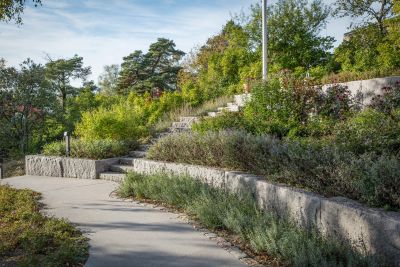 Stenmur i granit och en stentrappa i granit