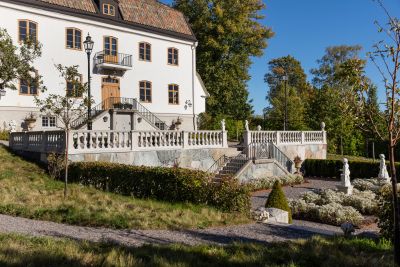 Stenmur och terass i granit