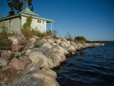 Stenkaj med rundstenar