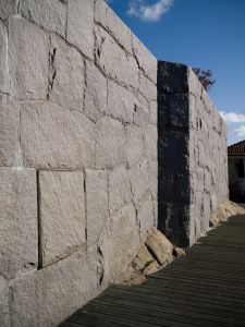 Stenmur i granit