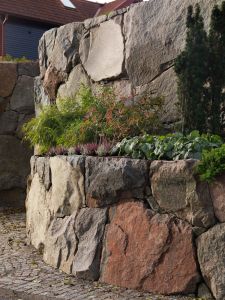 Stenmur i granit